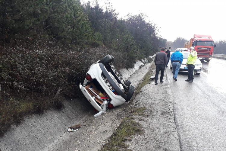 Bursa'da kontrolden &ccedil;ıkan otomobil su kanalına d&uuml;şt&uuml;