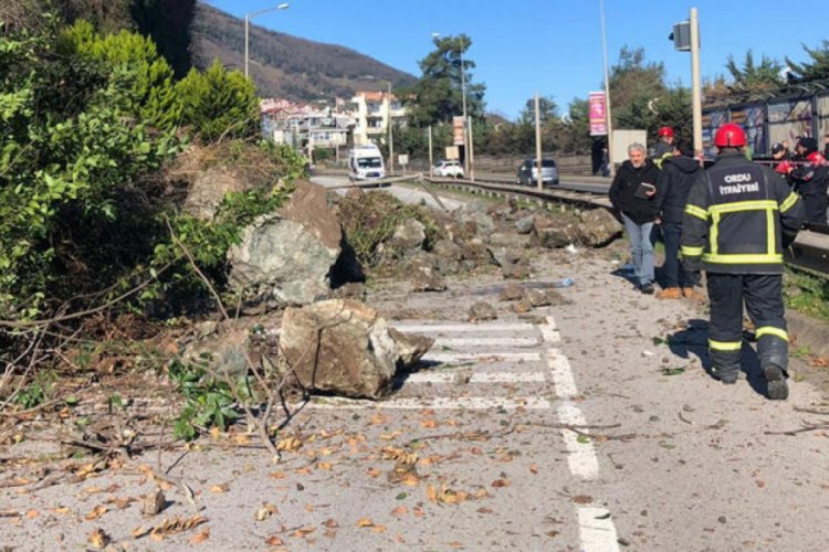 Karadeniz Sahil Yolu'nda heyelan!