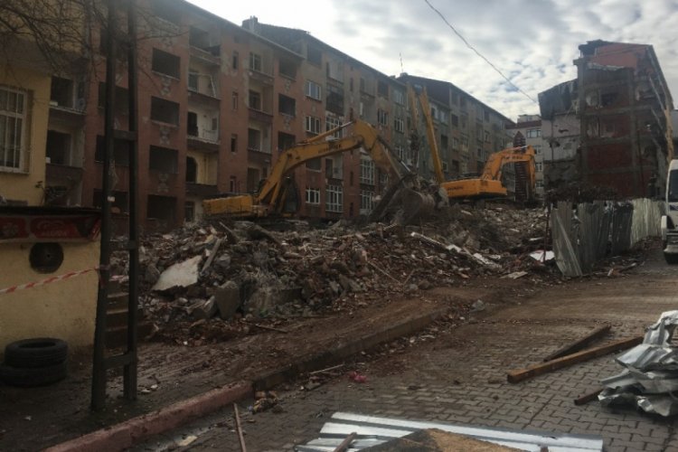 İstanbul'daki depremde hasar g&ouml;ren binaların yıkımına başlandı