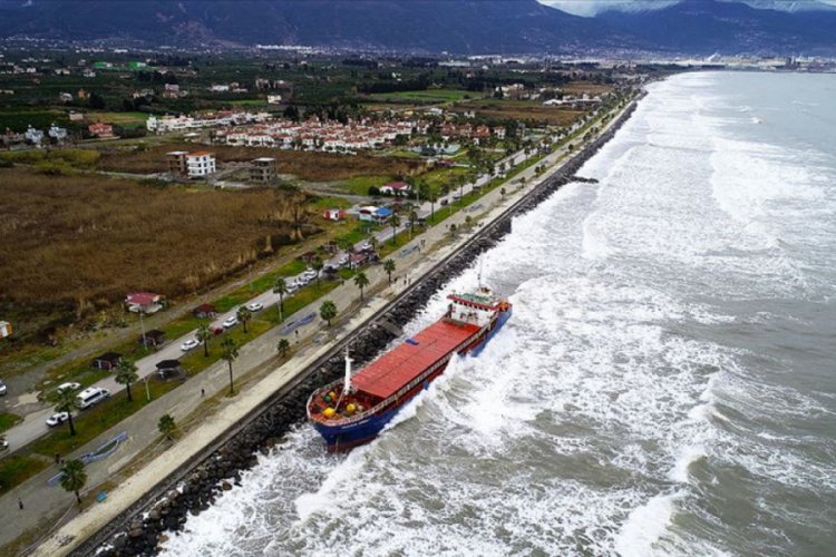 Hatay'da karaya oturan kargo gemisi kurtarıldı