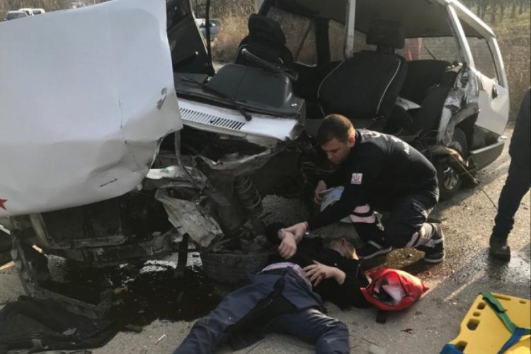 Bursa'da otomobiller kafa kafaya &ccedil;arpıştı: 4 yaralı