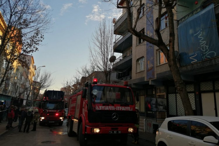 Yangında mahsur kalan arkadaşını kurtardı