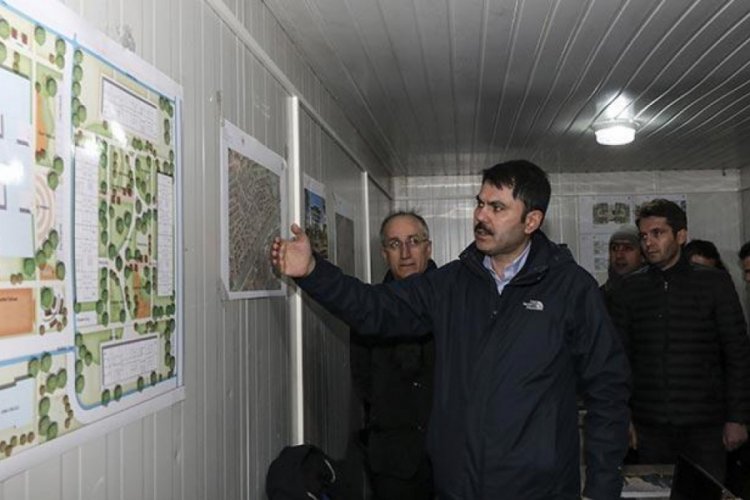 Bakan Kurum, depremde hasar g&ouml;ren evlerde inceleme yaptı