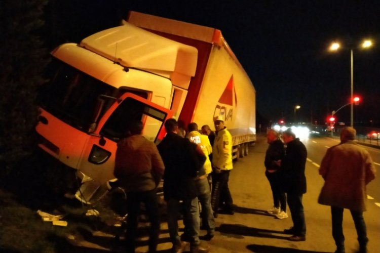 Alkoll&uuml; s&uuml;r&uuml;c&uuml;n&uuml;n kullandığı tır bariyerleri par&ccedil;aladı