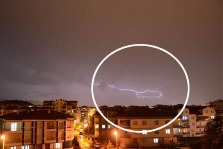 &Ccedil;ektiği yıldırım fotoğrafına bakınca g&ouml;zlerine inanamadı