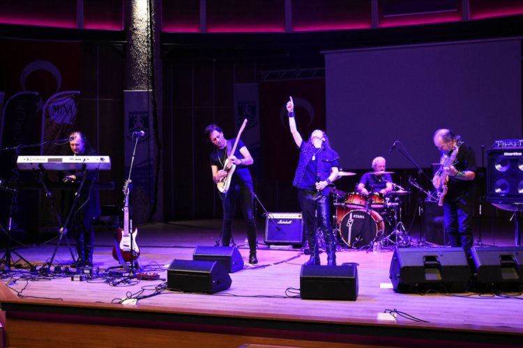Barış Man&ccedil;o &ouml;l&uuml;m&uuml;n&uuml;n 21. yılında konserle anıldı