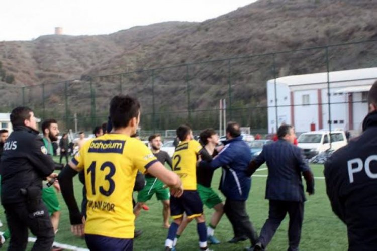Amat&ouml;r k&uuml;me ma&ccedil;ında kavga &ccedil;ıktı