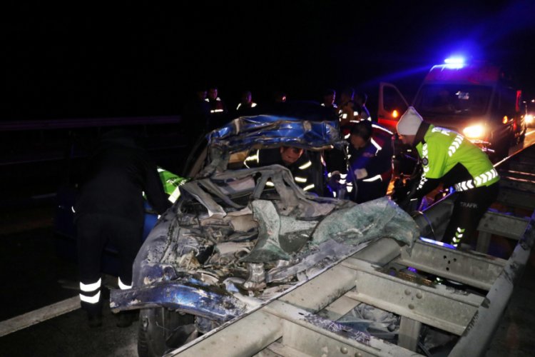 &Ouml;nce kamyona, sonra bariyere &ccedil;arpan otomobilin s&uuml;r&uuml;c&uuml;s&uuml; &ouml;ld&uuml;