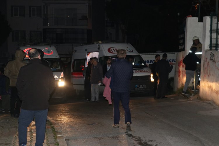 Ev yangınında 4 kişi dumandan etkilendi