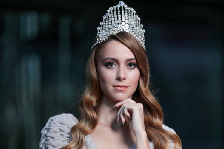 Best Model tacını babası i&ccedil;in kazandı