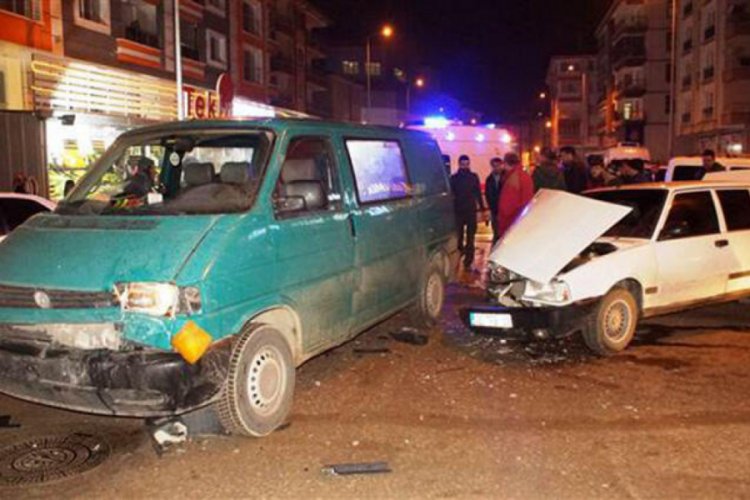 Otomobil ile minib&uuml;s &ccedil;arpıştı: 4 yaralı