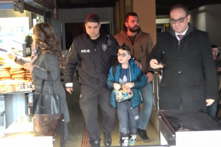 Bursa'da 8 yaşındaki Arda okul yolunda kayboldu, imdadına polis amcaları yetişti