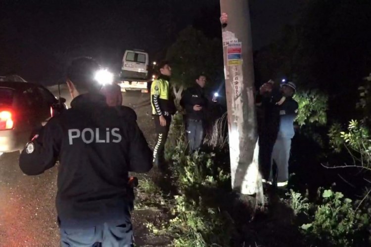 Yoldan &ccedil;ıkan otomobil elektrik direğine &ccedil;arptı