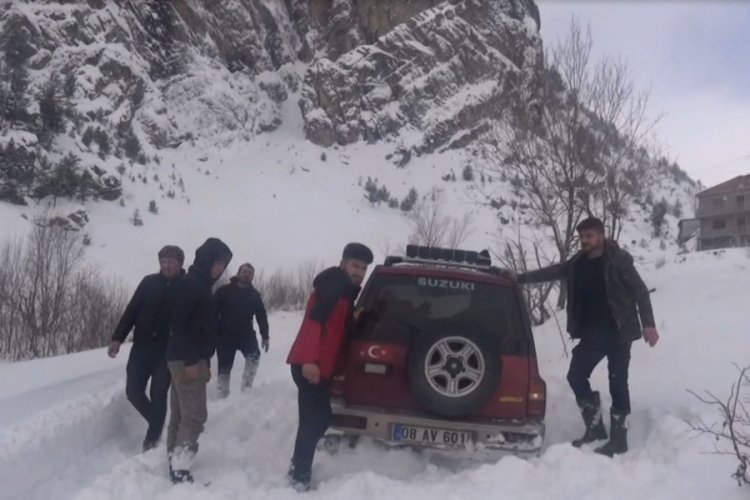 Cipleri kara saplanan off-road ekibi kurtarıldı