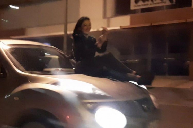 &Ouml;n kaputa oturttuğu kadın ile trafiğe &ccedil;ıktı