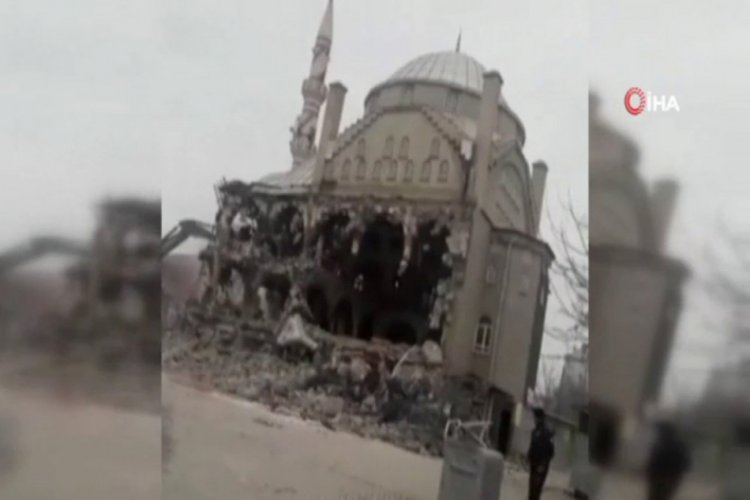 Depremde ağır hasar alan cami b&ouml;yle &ccedil;&ouml;kt&uuml;