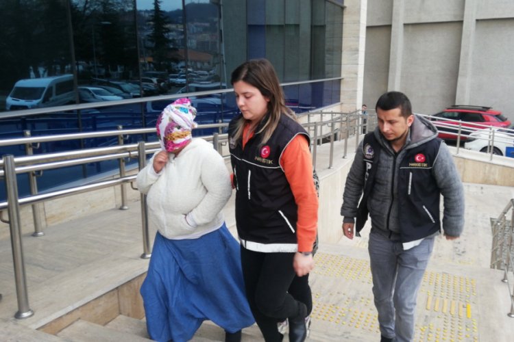 Adliyeye y&uuml;z&uuml;n&uuml; kapatarak geldi: "&Ccedil;ekmeye utanmıyor musunuz"