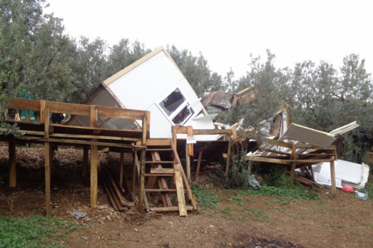 Bursa'da tarım arazisindeki ka&ccedil;ak barakalar yıkıldı