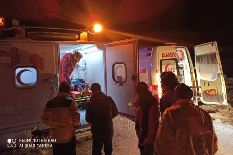 Doğum sancısı &ccedil;eken kadın, paletli ambulansla hastaneye g&ouml;t&uuml;r&uuml;ld&uuml;