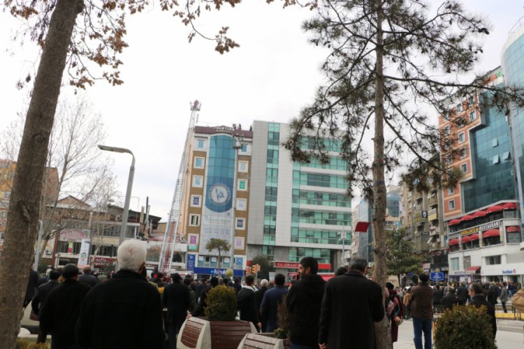 İş merkezi &ccedil;atısında yangın