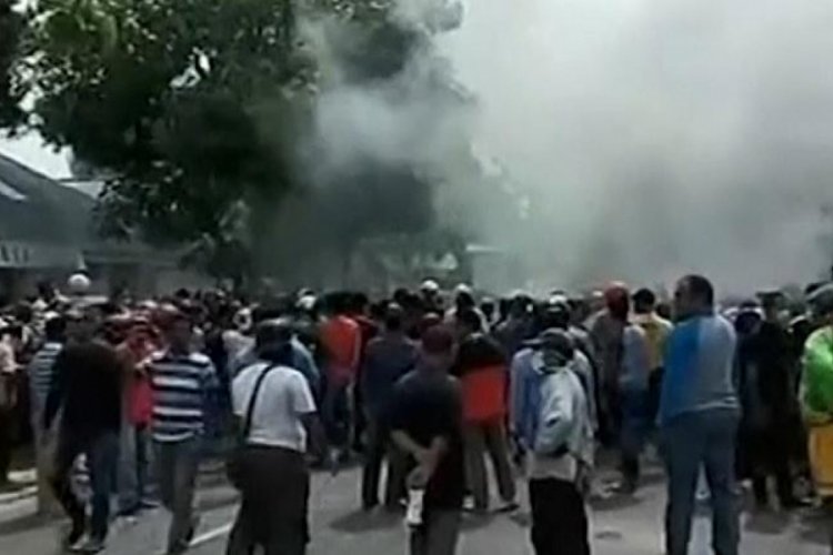 Endonezya: Koronavir&uuml;s eyleminde g&ouml;stericilerle polis arasında &ccedil;atışma