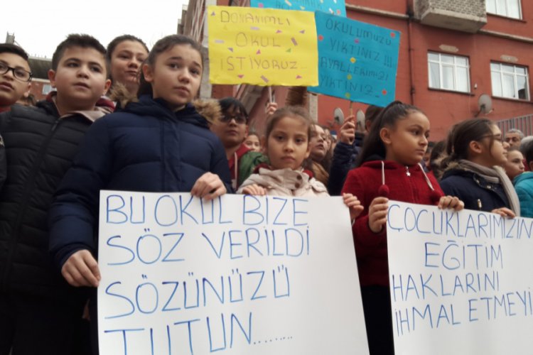 Eski okullarına ge&ccedil;mek isteyen &ouml;ğrencilerden eylem!