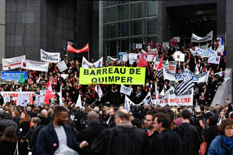 Fransa'da avukatlardan emeklilik reformu protestosu