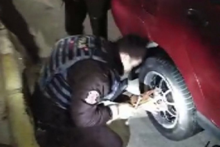 Lastiği patlayan s&uuml;r&uuml;c&uuml;n&uuml;n yardımına bek&ccedil;iler koştu