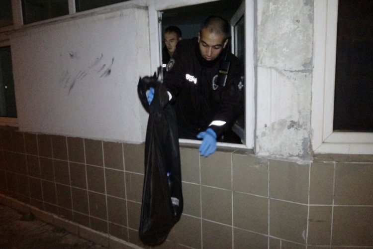 Bursa'da hırsızlar iŞKUR binasına demir kesme makasıyla girdi, bek&ccedil;iler olayı &ouml;nledi