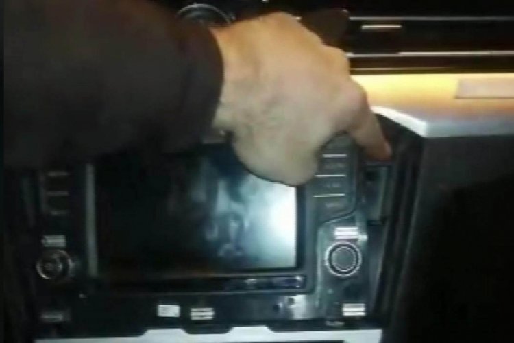 "Yetkiniz yok, arayamazsın" diyen ş&uuml;phelilerin aracından uyuşturucu &ccedil;ıktı
