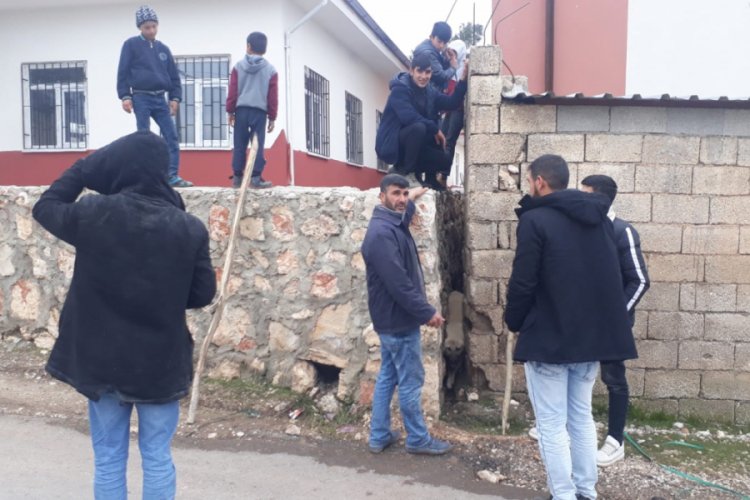 İki duvar arasına sıkışan k&ouml;peği, k&ouml;yl&uuml;ler kurtardı