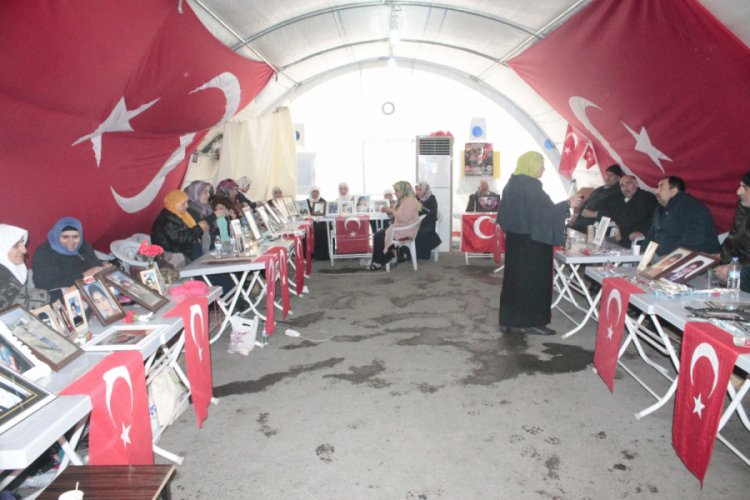 HDP &ouml;n&uuml;ndeki ailelerden biri daha evladına kavuştu