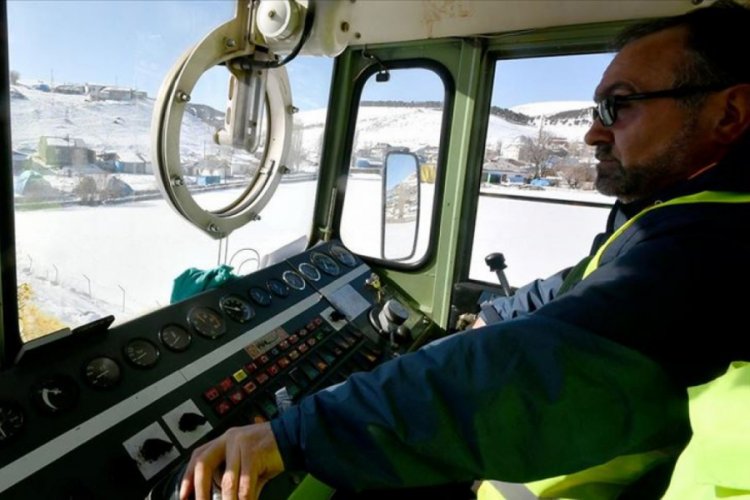 Tren yolunun 'kar kaplanı' 33 yıldır raylarda