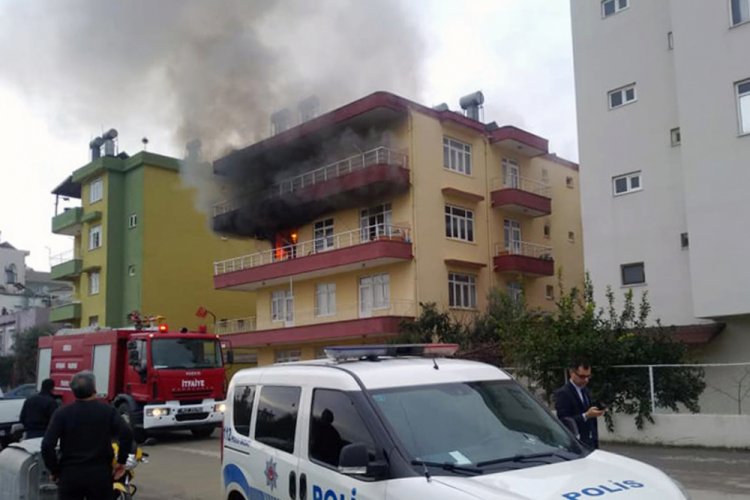 Yangın &ccedil;ıkan evde uyuyan Merve'yi komşular kurtardı