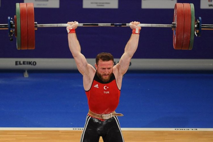 Milli halterci B&uuml;nyamin Sezer'den 1 g&uuml;m&uuml;ş, 2 bronz madalya