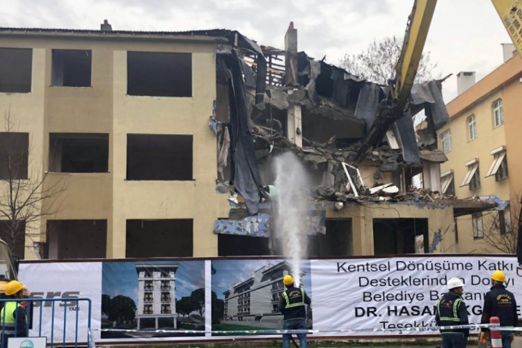 Riskli bina belediye ekiplerince yıkıldı