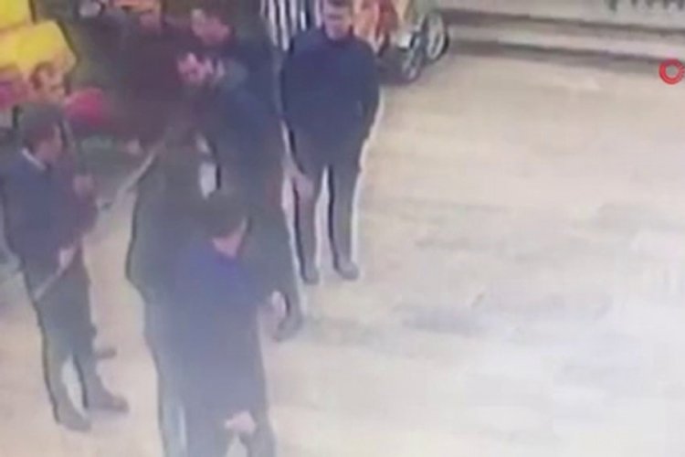 Zabıtalardan bı&ccedil;aklı kavgaya &ccedil;&ouml;p s&uuml;p&uuml;rgesiyle m&uuml;dahale