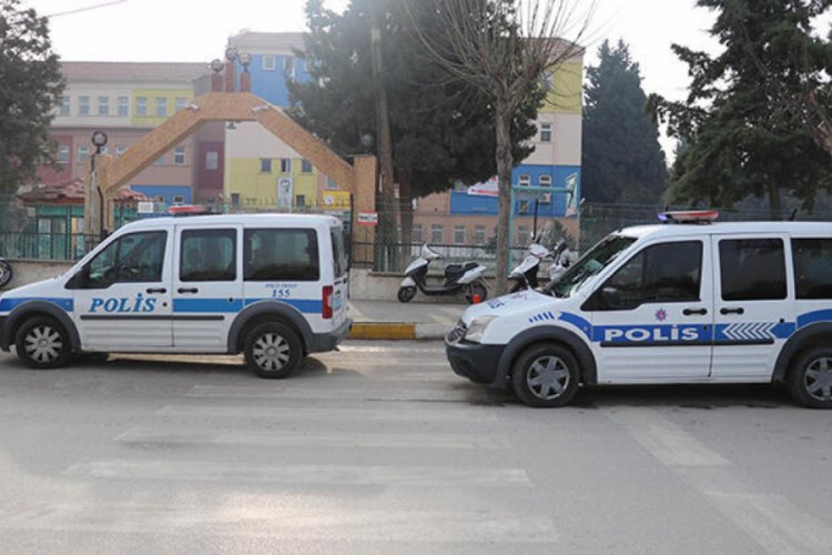 Soyadıyla dalga ge&ccedil;en arkadaşını bı&ccedil;akladı