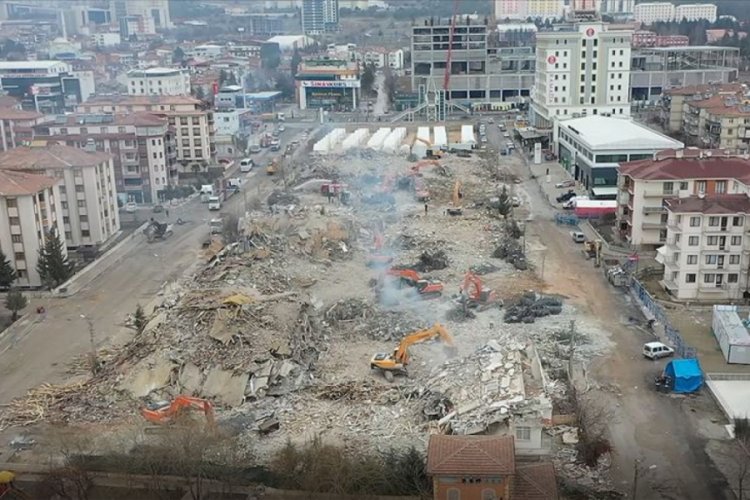 Elazığ'da enkaz kaldırma &ccedil;alışmaları havadan g&ouml;r&uuml;nt&uuml;lendi