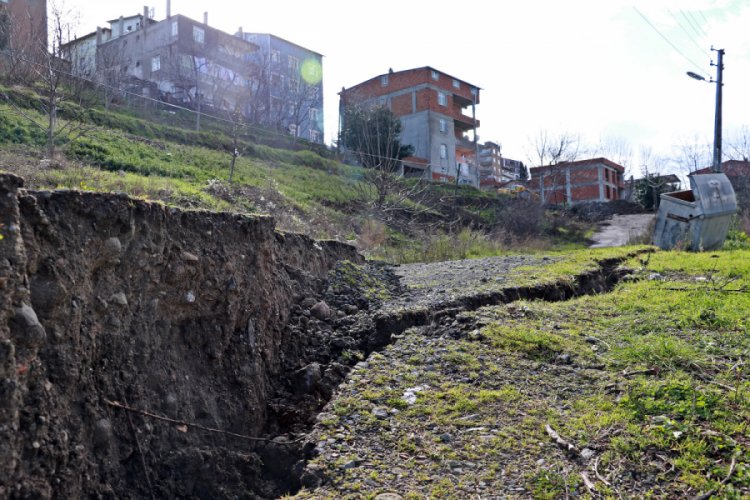 Heyelan meydana gelen arazide derin yarıklar oluştu
