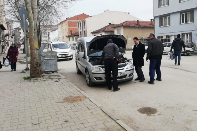 Bursa'da yeni aldığı arabası az daha yanıyordu