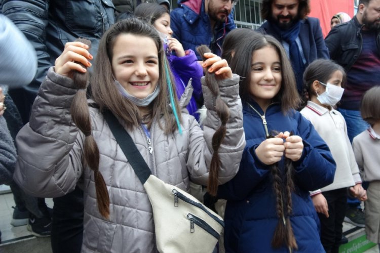 Minik y&uuml;rekler, sa&ccedil;larını l&ouml;semi hastaları i&ccedil;in bağışladı