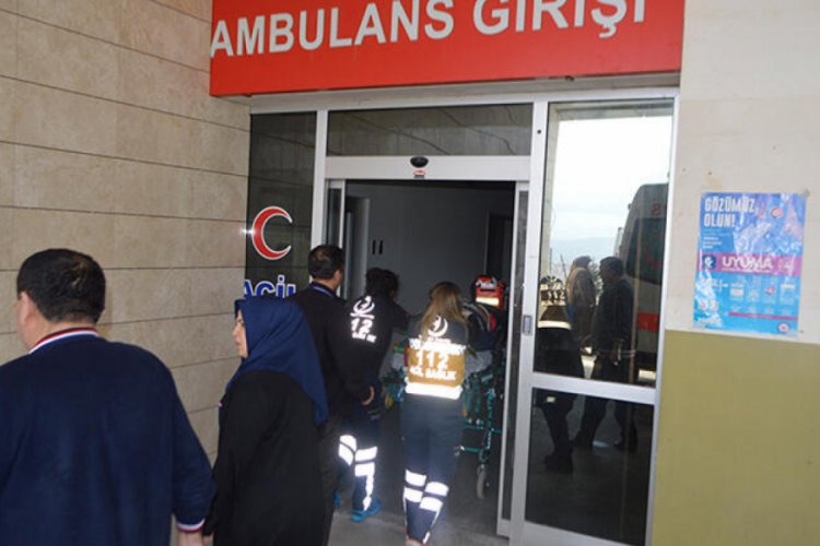 Direksiyon başında kalp krizi ge&ccedil;iren s&uuml;r&uuml;c&uuml; 3 araca &ccedil;arptı