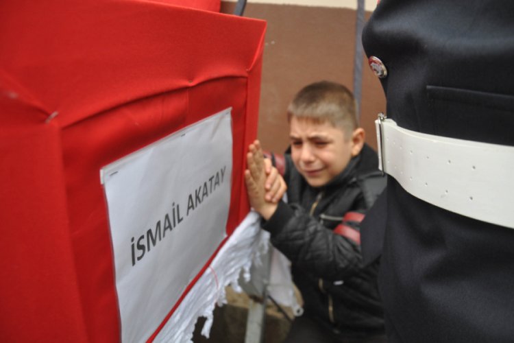 Şehit TIR şof&ouml;r&uuml;ne g&ouml;zyaşlarıyla uğurlandı