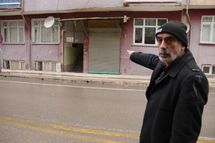 Depremde hasar g&ouml;ren apartmanların kapıları &ccedil;alındı