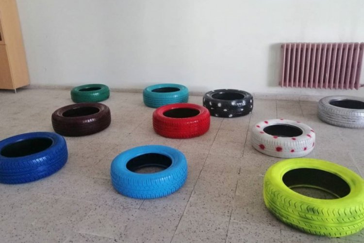 Bursa'da kullanılmayan araba lastikleriyle k&uuml;t&uuml;phaneyi yeniden tasarladılar
