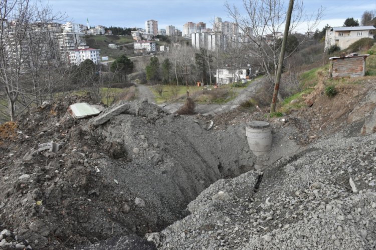 Heyelanda hasar g&ouml;ren 2 katlı ev tahliye edildi