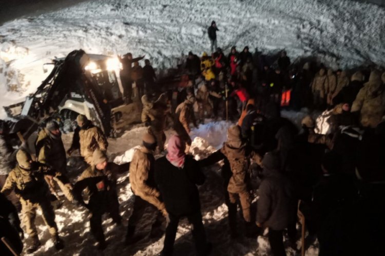 &Ccedil;ığ d&uuml;şen minib&uuml;steki 4 kişinin cansız bedenine ulaşıldı