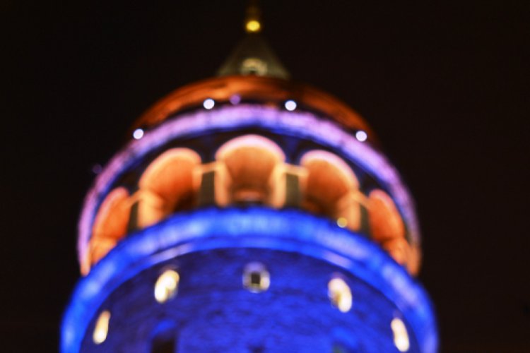 Galata Kulesi mavi ve turuncuya b&uuml;r&uuml;nd&uuml;