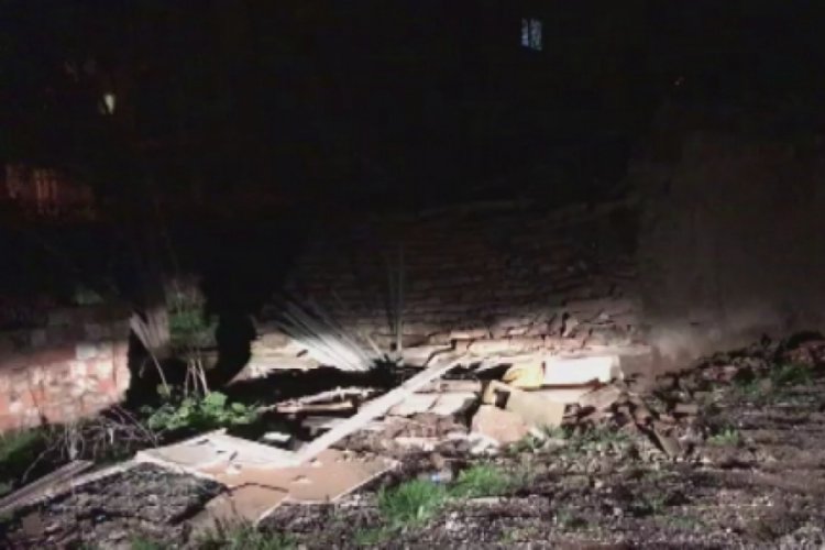 Manisa'daki depremde metruk bir bina &ccedil;&ouml;kt&uuml;